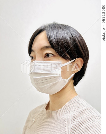 不織布マスクをつけたショートへ女性斜め 96518986