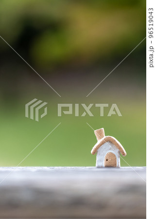 素焼き陶器のかわいい小さなおうち 96519043