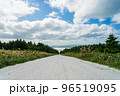 宗谷丘陵 白い貝殻の道（北海道） 96519095