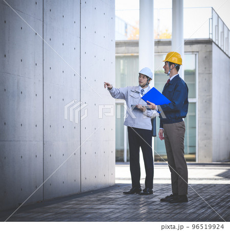 作業着を着た30代の男性 作業着を着た30代の男性 96519924