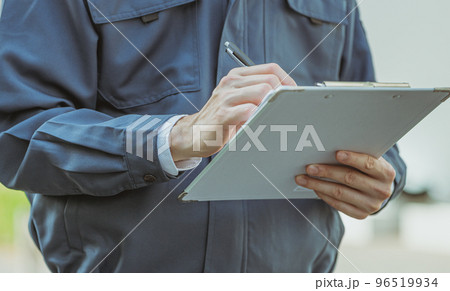 点検作業をするビジネスパーソン 96519934