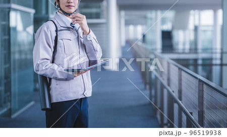 点検をする作業着の40代の男性 点検をする作業着の40代の男性 96519938