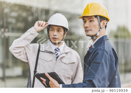 作業着を着た30代の男性 96519939