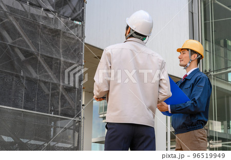 点検作業をするビジネスパーソン 点検作業をするビジネスパーソン 96519949