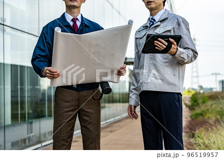 作業着を着た30代の男性 作業着を着た30代の男性 96519957