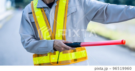 交通誘導をする作業着姿の男性 交通誘導をする作業着姿の男性 96519960