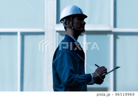 点検作業をするビジネスパーソン 96519969