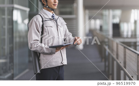作業着を着た30代の男性 作業着を着た30代の男性 96519970