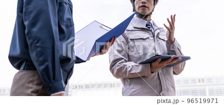 作業着を着た30代の男性 作業着を着た30代の男性 96519971