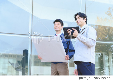 点検作業をするビジネスパーソン 96519977