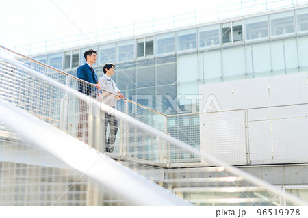 作業着を着た30代の男性 作業着を着た30代の男性 96519978