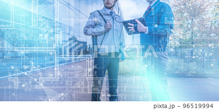 点検作業をするビジネスパーソン 96519994