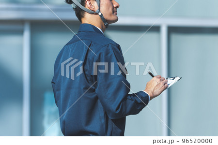 点検をする作業着の40代の男性 96520000