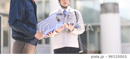 点検をする作業着の40代の男性 点検をする作業着の40代の男性 96520003
