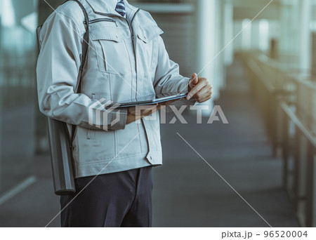 作業着を着た30代の男性 作業着を着た30代の男性 96520004