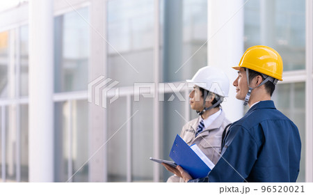 作業着を着た30代の男性 96520021