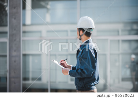 作業着を着た30代の男性 作業着を着た30代の男性 96520022