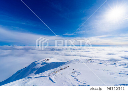 【冬素材】冬の唐松岳の登山風景【長野県】 【冬素材】冬の唐松岳の登山風景【長野県】 96520541
