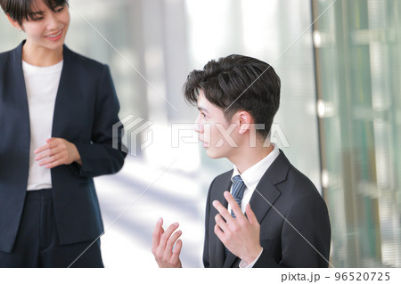 打ち合わせ_身振りを交え説明するビジネスマン_クローズアップ1 96520725