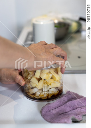 みじん切り器（チョッパー）で野菜などをちょうりしているところ 96520736