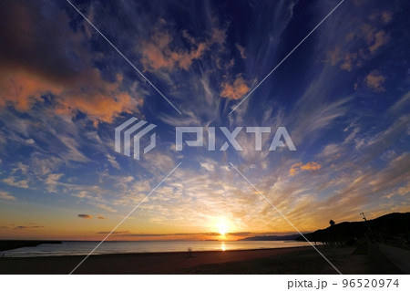 多様な雲が夕焼けした爽やかな晩秋の海岸夕景・超広角・空主体・221029pm 96520974