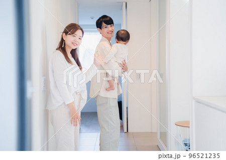 自宅にお客さんを招く若いファミリー 96521235