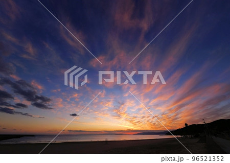 巻雲が神秘的に夕焼けした爽やかな晩秋の海岸夕景・超広角・空主体・221029pm 巻雲が神秘的に夕焼けした爽やかな晩秋の海岸夕景・超広角・空主体・221029pm 96521352
