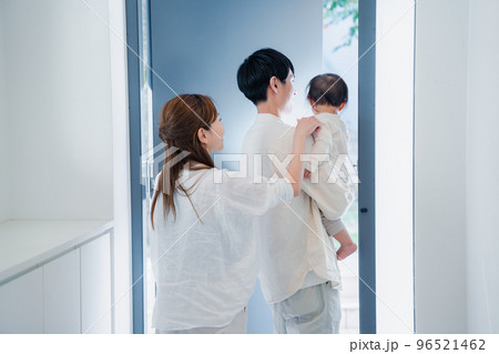 赤ちゃんとお出かけをする若いファミリー 96521462