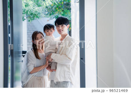 赤ちゃんとお出かけをする若いファミリー 96521469