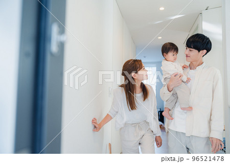 赤ちゃんとお出かけをする若いファミリー 赤ちゃんとお出かけをする若いファミリー 96521478