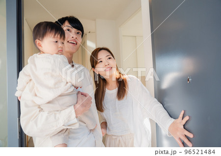 赤ちゃんとお出かけをする若いファミリー 赤ちゃんとお出かけをする若いファミリー 96521484