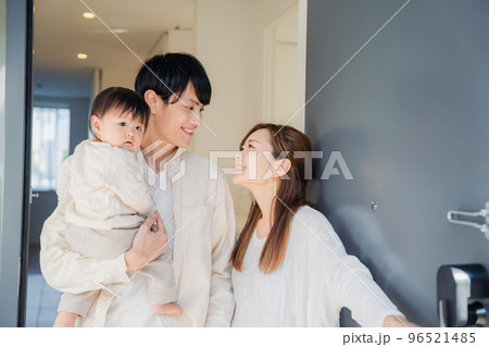赤ちゃんとお出かけをする若いファミリー 赤ちゃんとお出かけをする若いファミリー 96521485
