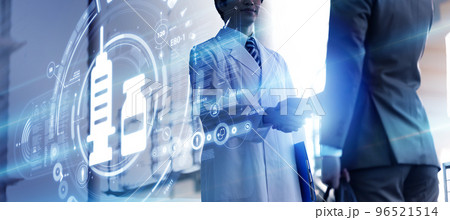 医療の現場で働く男性スタッフ 96521514