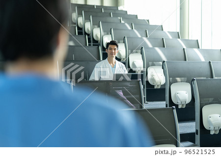 医療の現場で働く男性スタッフ 96521525