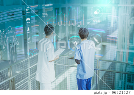 医療の現場で働く男性スタッフ 96521527