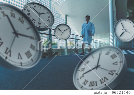 医療の現場で働く男性スタッフ 96521540