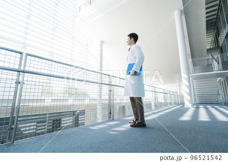 医療の現場で働く男性スタッフ 医療の現場で働く男性スタッフ 96521542