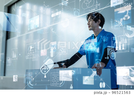 医療の現場で働く男性スタッフ 96521563