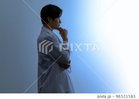 医療の現場で働く男性スタッフ 96521583