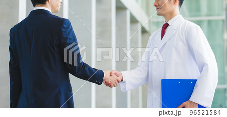 医療の現場で働く男性スタッフ 96521584