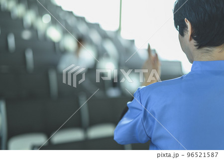 医療の現場で働く男性スタッフ 96521587