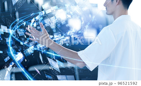 サイバーパンクな医療現場で働く男性スタッフ 96521592