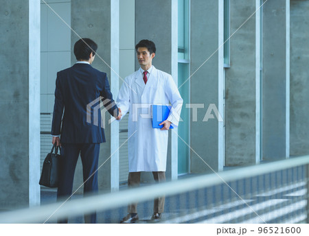 医療の現場で働く男性スタッフ 96521600