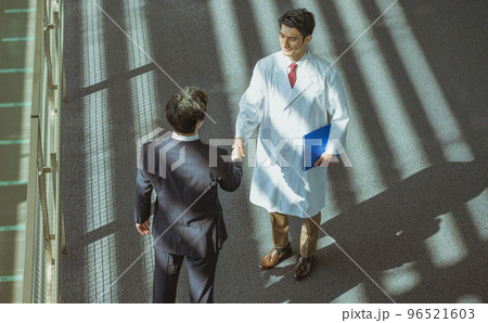 医療の現場で働く男性スタッフ 医療の現場で働く男性スタッフ 96521603