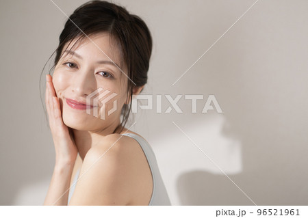 スキンケアをするミドル女性 スキンケアをするミドル女性 96521961