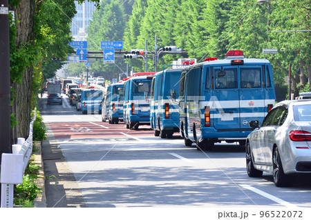 機動隊遊撃車の車列 96522072