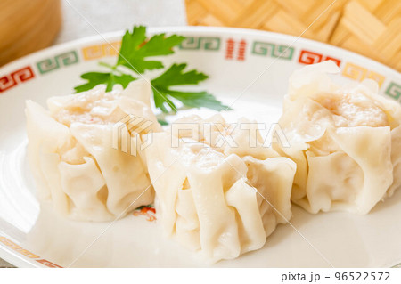 三つ並んだ大きいシュウマイ 三つ並んだ大きいシュウマイ 96522572
