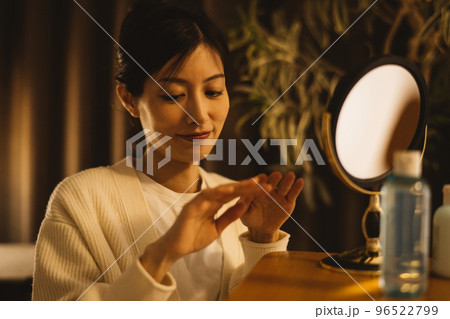 手肌を気にする女性 手肌を気にする女性 96522799