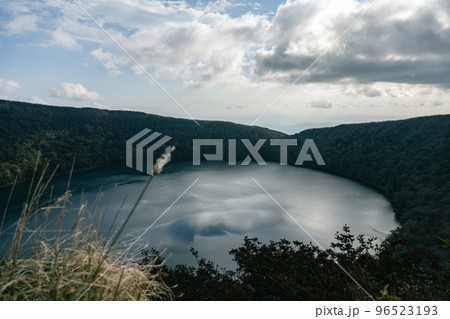 大浪池とススキ 96523193