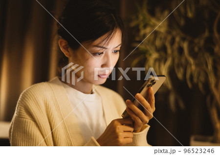 夜にスマホを見る女性・気になる・困る女性 夜にスマホを見る女性・気になる・困る女性 96523246